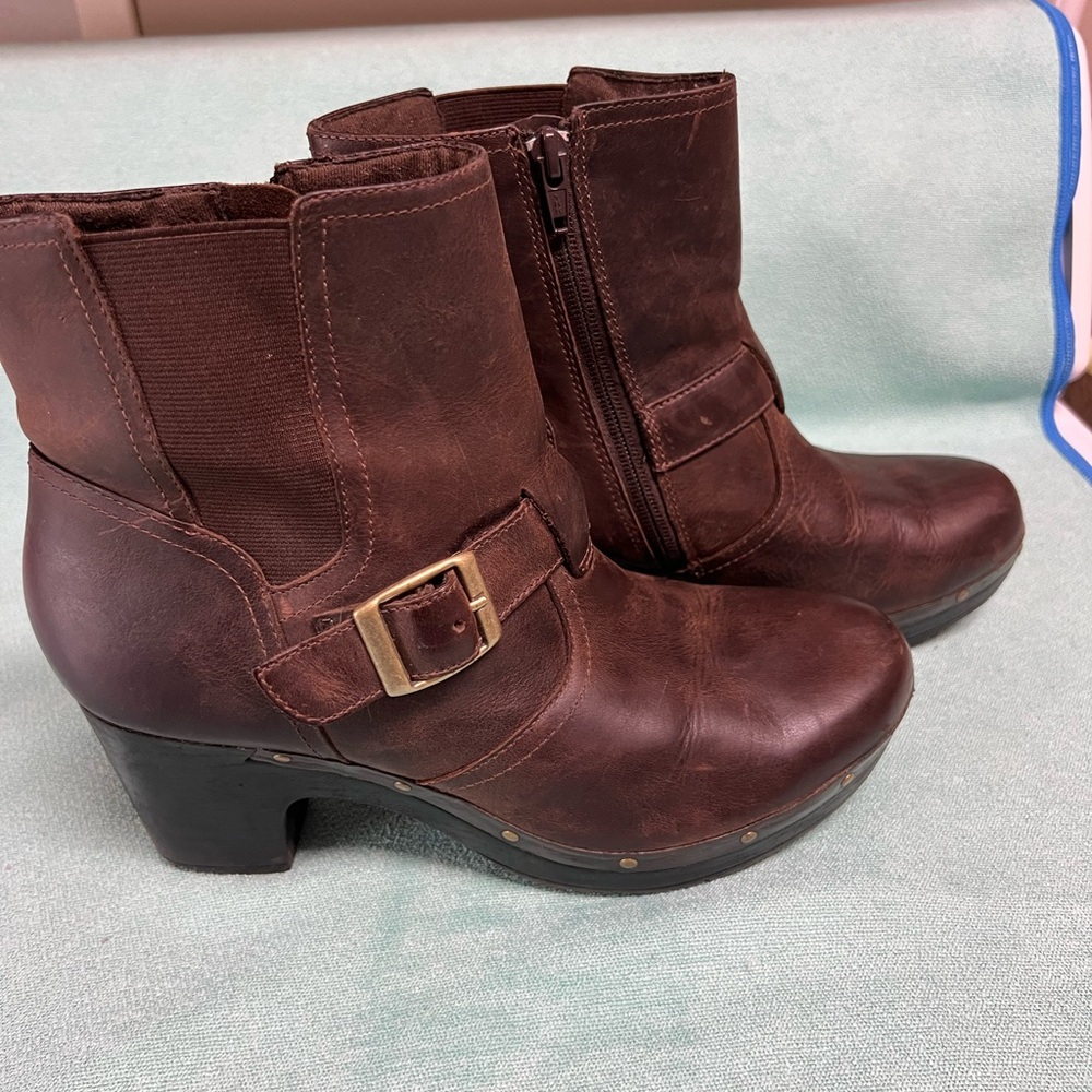 Clark’s Brown leather Gloss Saber clog Ankle Boots stud platform heel buckle zip
